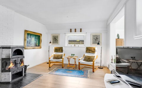 Frida - 125M from the Sea: Holz, Möbel, Wohnung, Zimmer, Decke, Holzbeize, Stuhl, Hartholz, Lack, Holz