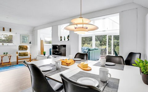 Frida - 125M from the Sea: Holz, Möbel, Wohnung, Zimmer, Decke, Holzbeize, Stuhl, Hartholz, Lack, Holz