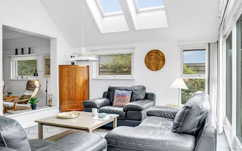 Frida - 125M from the Sea: Holz, Möbel, Wohnung, Zimmer, Decke, Holzbeize, Stuhl, Hartholz, Lack, Holz