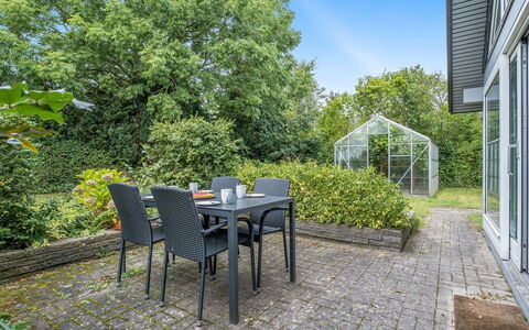 Frida - 125M from the Sea: Holz, Möbel, Wohnung, Zimmer, Decke, Holzbeize, Stuhl, Hartholz, Lack, Holz