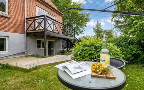 Anetta - 300M from the Sea: Holz, Zuhause, Veranda, Deck, Hartholz, Dach, Holzbeize, Holzboden, Eco Hotel