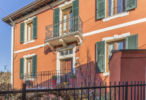 Orazio Liberty House,Lunigiana, Nature: Fenster, Gebäude, Eigentum, Pflanze, Zaun, Himmel, Holz, Nachbarschaft, Wand
