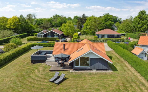 Bessi - 200M from the Sea: Möbel, Interior Design, Flooring, Fussboden, Decke, Zimmer, Stuhl, Tabelle, Wohnung, Küche & Esszimmer Tisch