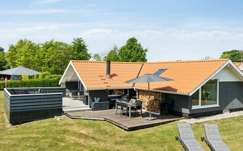 Bessi - 200M from the Sea: Möbel, Interior Design, Flooring, Fussboden, Decke, Zimmer, Stuhl, Tabelle, Wohnung, Küche & Esszimmer Tisch