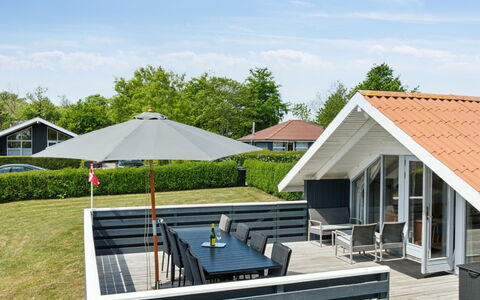 Bessi - 200M from the Sea: Möbel, Interior Design, Flooring, Fussboden, Decke, Zimmer, Stuhl, Tabelle, Wohnung, Küche & Esszimmer Tisch
