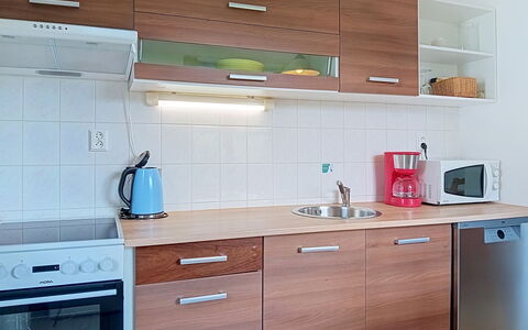 Green Valley Park Stárkov 3: Cabinetry, Countertop, Flooring, Holz, Möbel, Interior Design, Küchengerät, Küche, Major Appliance, Fussboden