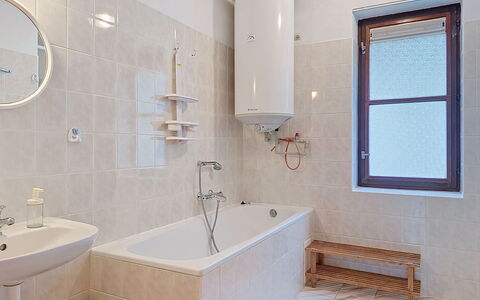 Green Valley Park Stárkov 7: Badezimmer, Flooring, Armatur, Wand, Fussboden, Interior Design, Badewanne, Zapfhahn, Installation, Fliese