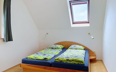 Green Valley Park Stárkov 16: Schlafzimmer, Holz, Bett, Flooring, Fussboden, Interior Design, Möbel, Bedding, Bettdecke, Bettrahmen