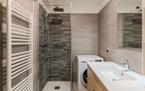Val Genova: Flooring, Fussboden, Armatur, Wand, Interior Design, Holz, Badezimmer, Badezimmerschrank, Sinken, Decke