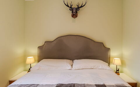 Val Genova: Möbel, Bett, Interior Design, Bedding, Schlafzimmer, Wand, Bettdecke, Holz, Fussboden, Linens
