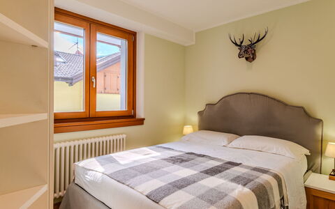 Val Genova: Bett, Möbel, Interior Design, Schlafzimmer, Bettdecke, Bedding, Wand, Holz, Fussboden, Decke
