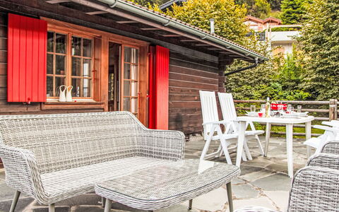 Gemini: Tabelle, Möbel, Eigentum, Gebäude, Holz, Baum, Tisch Im Freien, Gartenmöbel, Beleuchtung, Pflanze