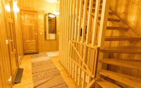 Ounasmosku: Möbel, Interior Design, Flooring, Fussboden, Wand, Holz, Zimmer, Tabelle, Decke, Couch