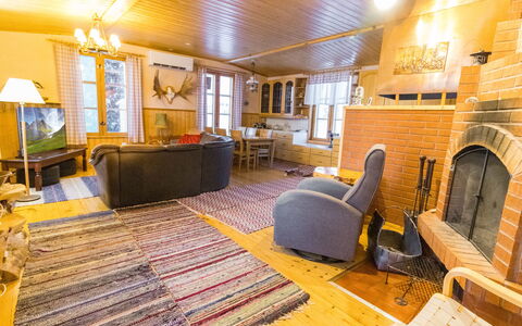 Ounasmosku: Möbel, Interior Design, Flooring, Fussboden, Wand, Holz, Zimmer, Tabelle, Decke, Couch