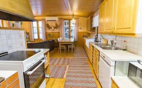 Ounasmosku: Möbel, Interior Design, Flooring, Fussboden, Wand, Holz, Zimmer, Tabelle, Decke, Couch