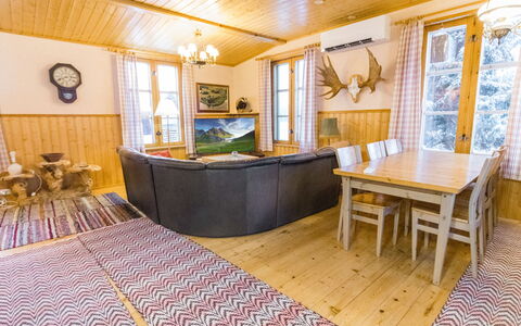 Ounasmosku: Möbel, Interior Design, Flooring, Fussboden, Wand, Holz, Zimmer, Tabelle, Decke, Couch