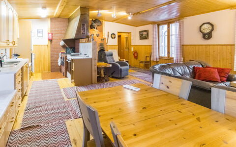 Ounasmosku: Möbel, Interior Design, Flooring, Fussboden, Wand, Holz, Zimmer, Tabelle, Decke, Couch