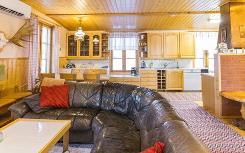 Ounasmosku: Möbel, Interior Design, Flooring, Fussboden, Wand, Holz, Zimmer, Tabelle, Decke, Couch
