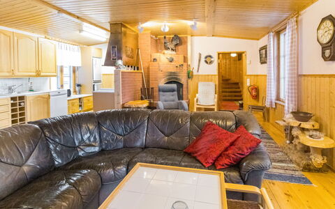 Ounasmosku: Möbel, Interior Design, Flooring, Fussboden, Wand, Holz, Zimmer, Tabelle, Decke, Couch