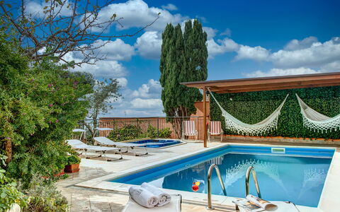 Villa Sorrentina With Panoramic Terrace: Wolke, Wasser, Himmel, Pflanze, Daytime, Eigentum, Gebäude, Schwimmbad, Azurblau, Blau