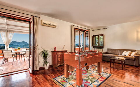 Villa Sorrentina With Panoramic Terrace: Tabelle, Möbel, Gebäude, Couch, Holz, Stuhl, Wohnzimmer, Halle, Interior Design, Flooring