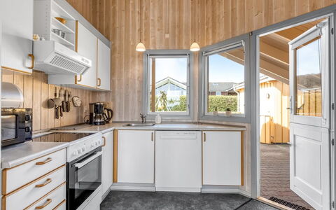 Halla - 250M from the Sea: Holz, Decke, Interior Design, Zuhause, Küche, Major Appliance, Zimmer, Light Fixture, Holzbeize, Countertop