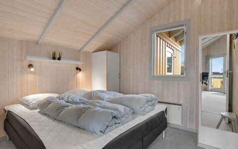 Halla - 250M from the Sea: Holz, Decke, Interior Design, Zuhause, Schlafzimmer, Fussboden, Zimmer, Bett, Bettrahmen, Hartholz