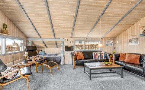 Halla - 250M from the Sea: Holz, Decke, Möbel, Interior Design, Fussboden, Couch, Wohnzimmer, Zimmer, Hartholz, Holzboden