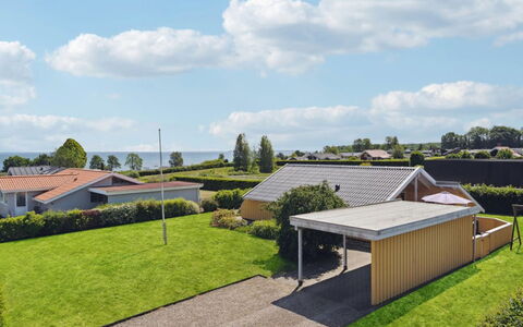 Halla - 250M from the Sea: Dach, Wohngebiet, Zuhause, Estate, Garten, Landscaping, Rasen, Vorort, Garten, Auffahrt
