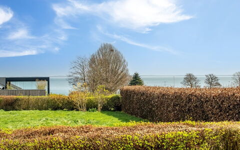 Halla - 250M from the Sea: Grün, Strauch, Landschaft, Grundstueck, Hecke, Wolke, Garten, Einfach, Ground, Wiese