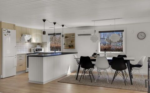 Diuri - 30Km from the Sea: Möbel, Interior Design, Flooring, Holz, Decke, Küche, Light Fixture, Fussboden, Küche & Esszimmer Tisch, Stuhl