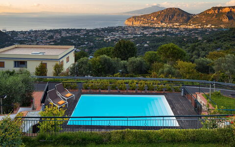 Villa Golfo Di Napoli With Private Pool: Himmel, Wasser, Pflanze, Wolke, Daytime, Gebäude, Natur, Schwimmbad, Beleuchtung, Baum
