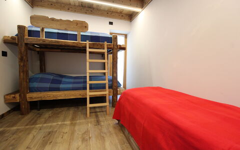 Baita La Ciamorza, Dolomiti, Veneto: Etagenbett, Gebäude, Komfort, Holz, Textil, Interior Design, Bett, Haus, Herberge, Fussboden