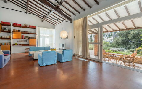 Poggetti San Luigi Country Home Follonica: Tabelle, Möbel, Eigentum, Holz, Interior Design, Regal, Flooring, Fussboden, Wand, Stuhl