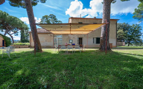 Poggetti San Luigi Country Home Follonica: Wolke, Himmel, Pflanze, Gebäude, Baum, Natur, Fenster, Haus, Grundstueck, Vegetation