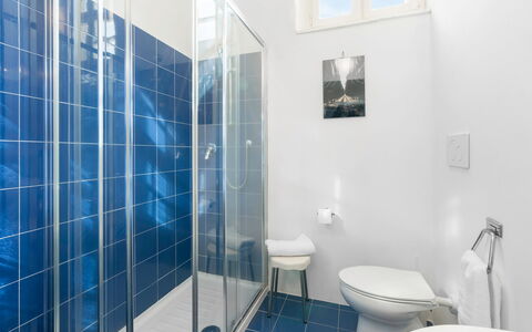 Poggetti San Luigi Country Home Follonica: Eigentum, Armatur, Azurblau, Blau, Badezimmer, Lila, Interior Design, Gebäude, Toilette