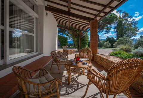 Poggetti San Luigi Country Home Follonica: Pflanze, Möbel, Tabelle, Eigentum, Stuhl, Schatten, Gartenmöbel, Holz, Himmel, Baum