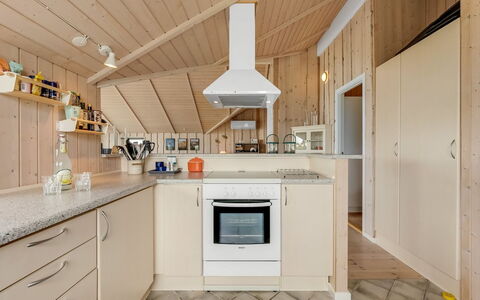 Märta - 250M from the Sea: Küche, Countertop, Küchengerät, Interior Design, Flooring, Holz, Major Appliance, Decke, Cabinetry, Fussboden