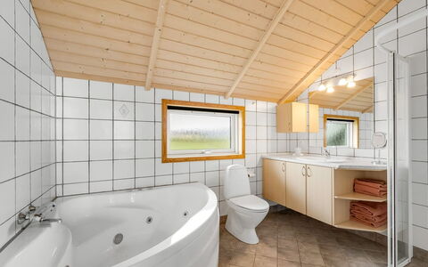 Märta - 250M from the Sea: Armatur, Interior Design, Decke, Flooring, Badezimmer, Fussboden, Installation, Sinken, Zimmer, Zapfhahn