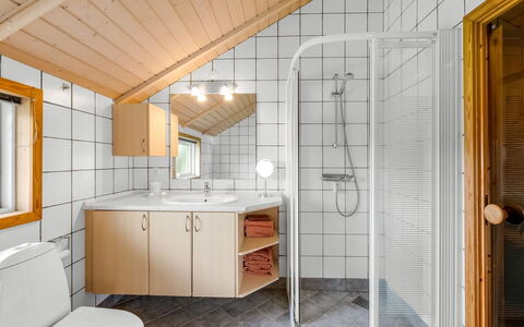 Märta - 250M from the Sea: Armatur, Sinken, Flooring, Interior Design, Bad Sink, Holz, Fussboden, Badezimmer, Zapfhahn, Decke
