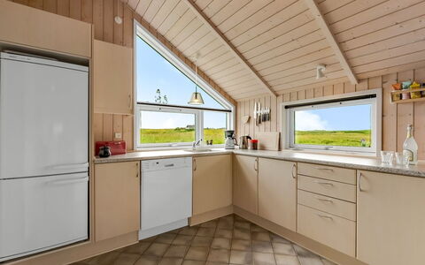 Märta - 250M from the Sea: Holz, Flooring, Interior Design, Decke, Fussboden, Küche, Zimmer, Cabinetry, Küchengerät, Countertop