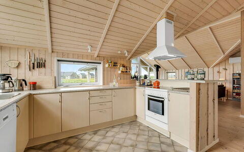 Märta - 250M from the Sea: Küche, Interior Design, Flooring, Holz, Decke, Countertop, Fussboden, Cabinetry, Küchengerät, Möbel