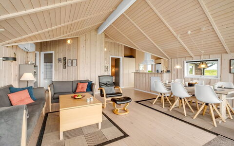 Märta - 250M from the Sea: Holz, Interior Design, Decke, Flooring, Fussboden, Zuhause, Zimmer, Light Fixture, Holzboden, Wohnzimmer