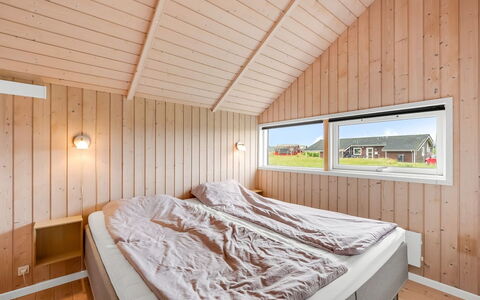 Märta - 250M from the Sea: Holz, Holzbeize, Hartholz, Decke, Planke, Schlafzimmer, Bedding, Sperrholz, Bett, Daylighting