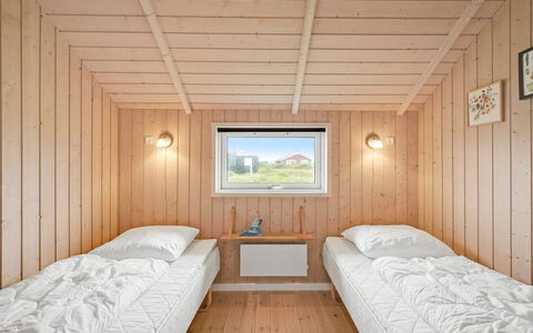 Märta - 250M from the Sea: Holz, Fussboden, Decke, Flooring, Schlafzimmer, Holzbeize, Hartholz, Planke, Bett, Holzboden