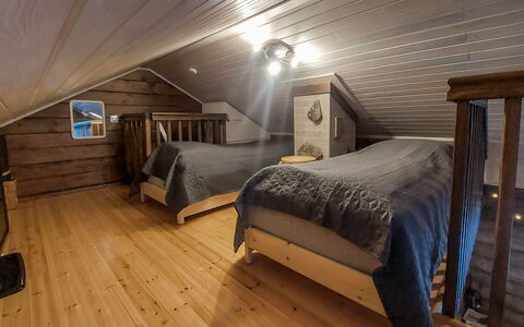 Karhunkelo: Holz, Schlafzimmer, Fussboden, Möbel, Flooring, Bett, Decke, Interior Design, Zimmer, Beleuchtung