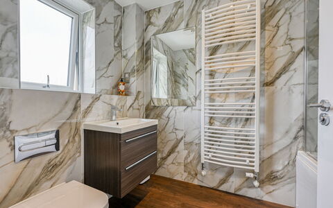 Craigmonie Apartment: Flooring, Interior Design, Fussboden, Zimmer, Armatur, Decke, Fliese, Installation, Spiegel, Zapfhahn