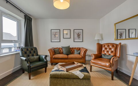 Craigmonie Apartment: Möbel, Interior Design, Flooring, Wand, Couch, Holz, Fussboden, Decke, Wohnzimmer, Bilderrahmen
