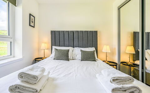 Craigmonie Apartment: Bett, Schlafzimmer, Bedding, Bettdecke, Möbel, Interior Design, Flooring, Fussboden, Bettrahmen, Zuhause