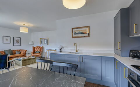 Craigmonie Apartment: Flooring, Interior Design, Holz, Decke, Fussboden, Möbel, Küche, Countertop, Cabinetry, Beleuchtung